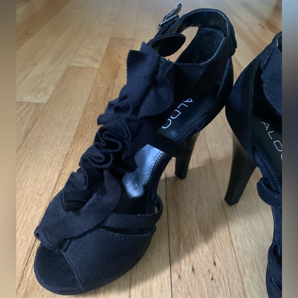 NWT Aldo Black Suede Ruffle Accent Open Toe Pump -Size 6.5 - Picture 5 of 11